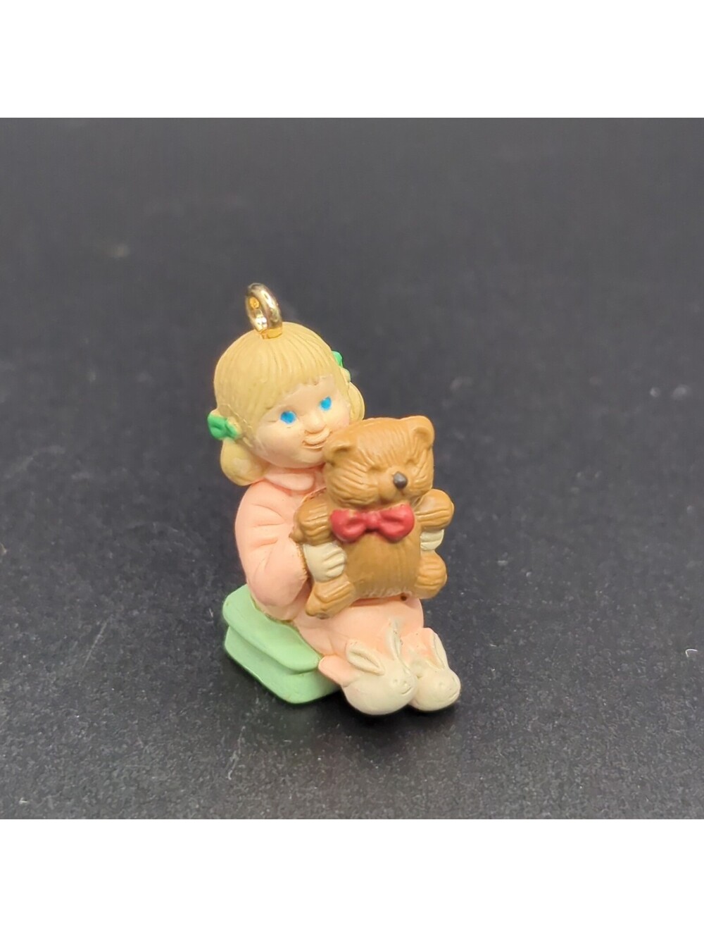 VINTAGE! 1990 Hallmark Keepsake Miniature Ornament Bear Hug-QXM5633